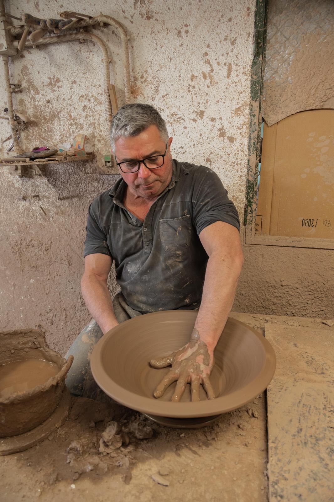 Ricardo Lario torneando una fuente de barro en el taller de Lorca