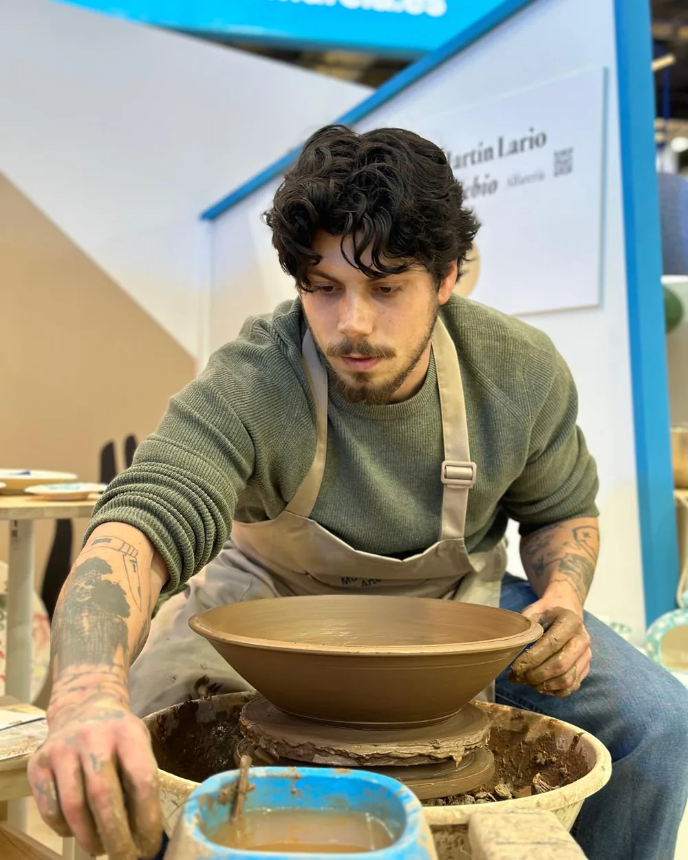 Alfarero torneando una fuente de barro en el torno