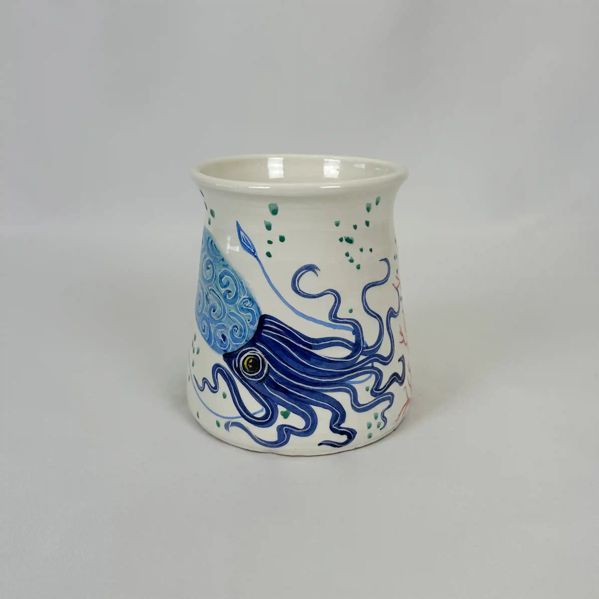 Búcaro de la serie Calamar, pintada a mano